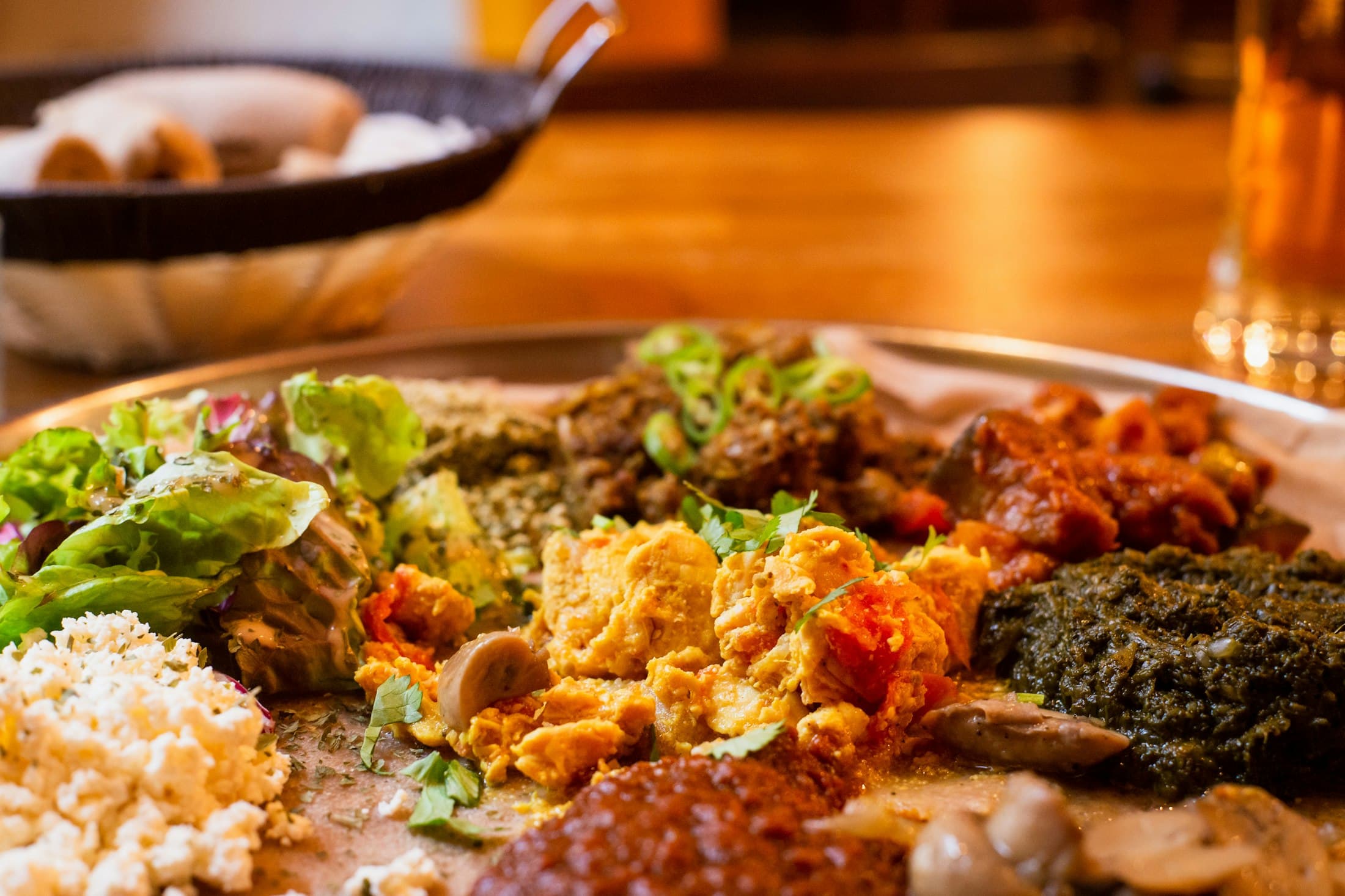 Äthiopische Beyaynetu-Platte mit Injera, Wots und Gemüse